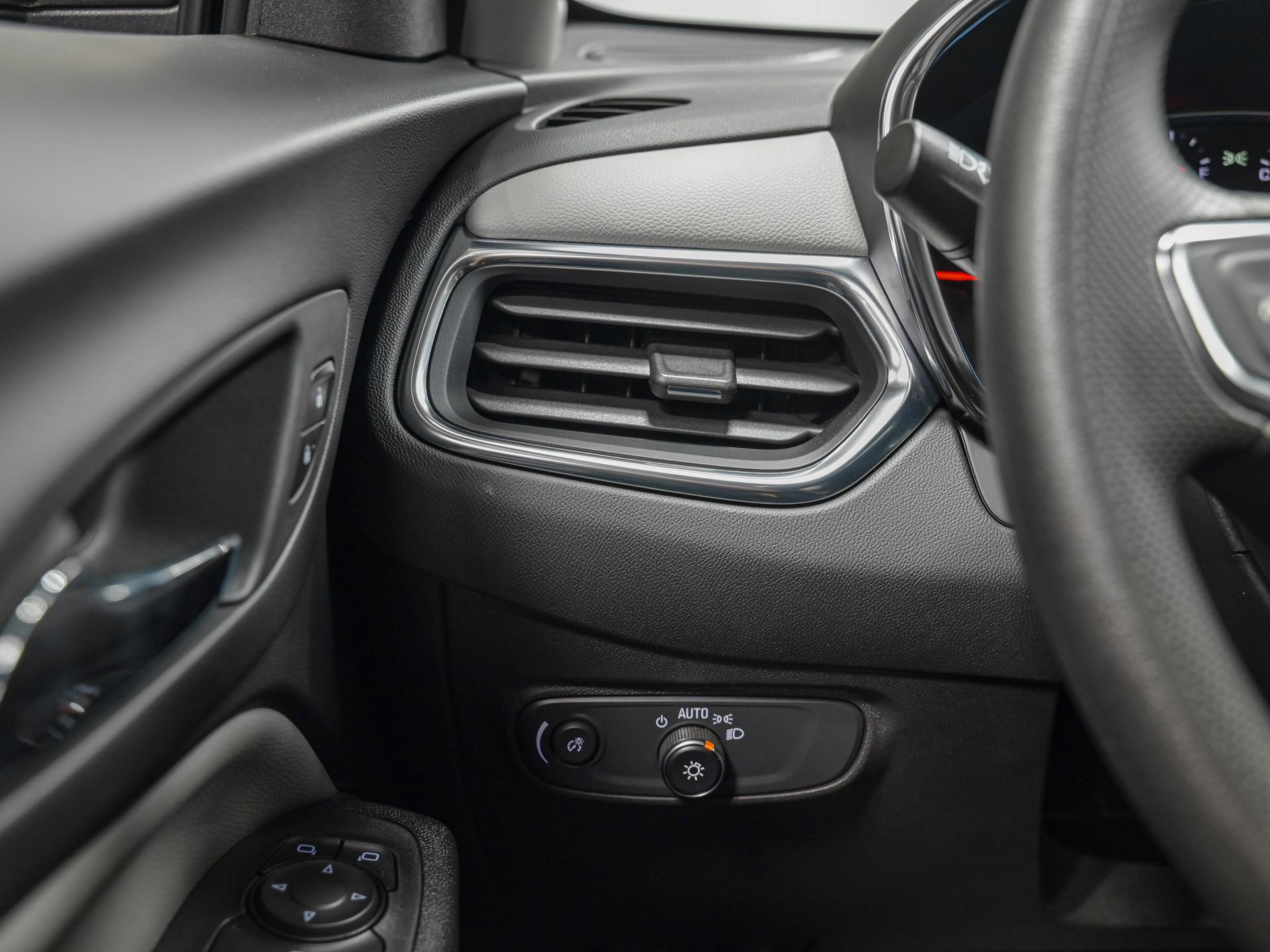 Used 2024 Chevrolet Equinox LS w/ LS Convenience Package image 18