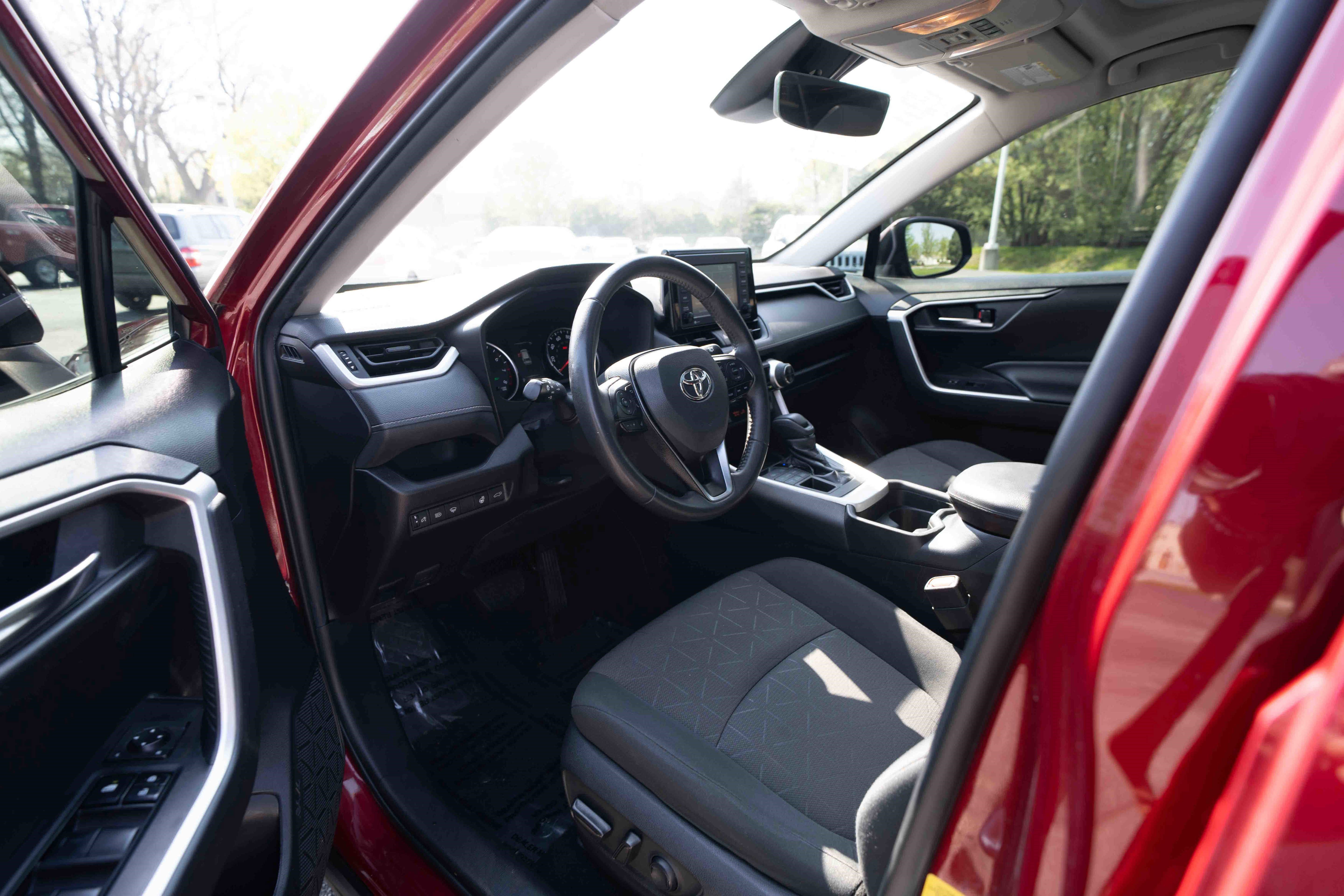 Used 2020 Toyota RAV4 XLE w/ Convenience Package AWD/4WD image 8