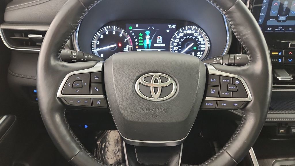 Used 2021 Toyota Highlander Limited image 11