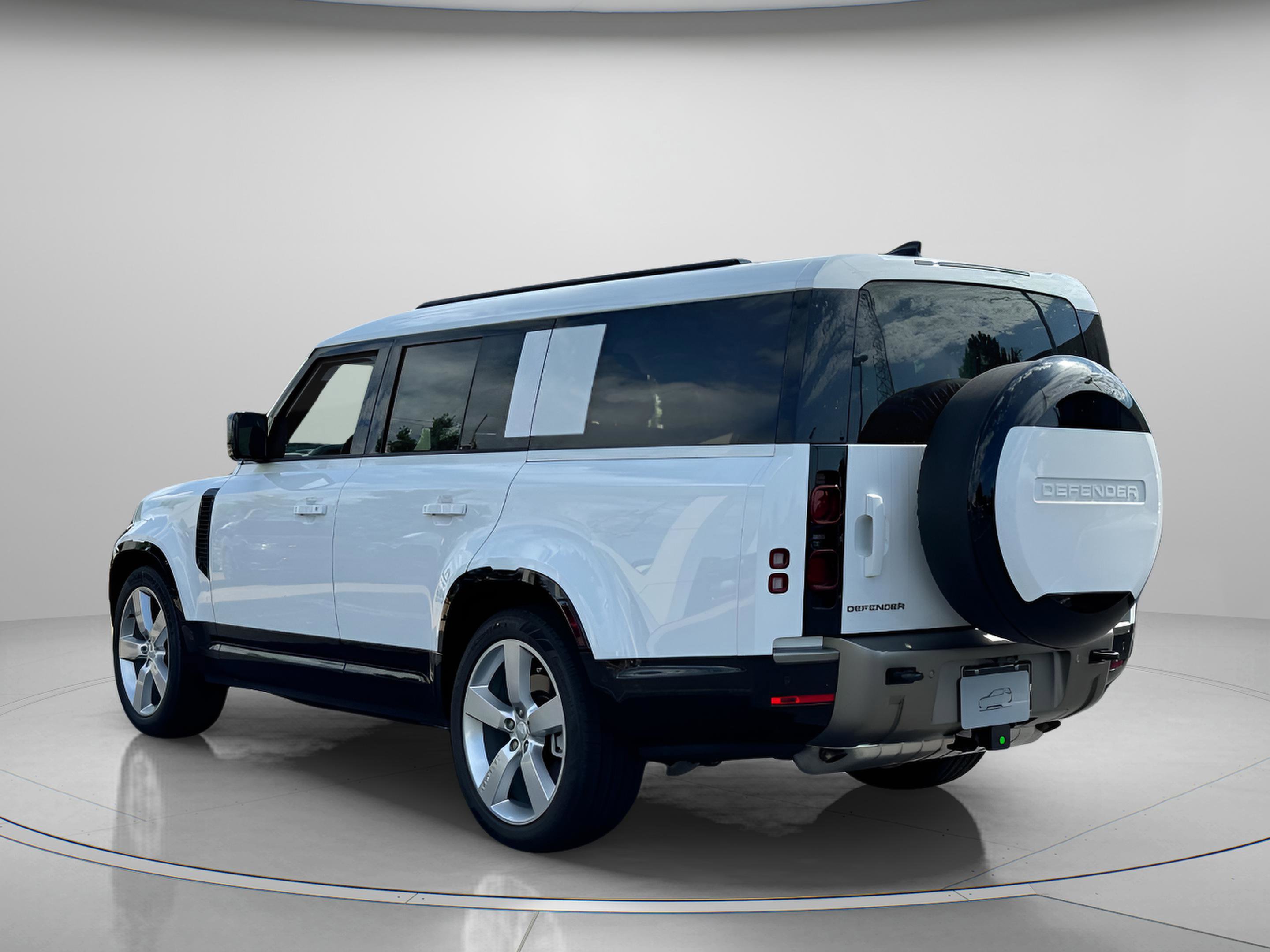 Certified 2025 Land Rover Defender 130 X-Dynamic SE image 3