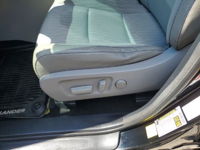 Used 2017 Toyota Highlander Plus AWD/4WD image 25