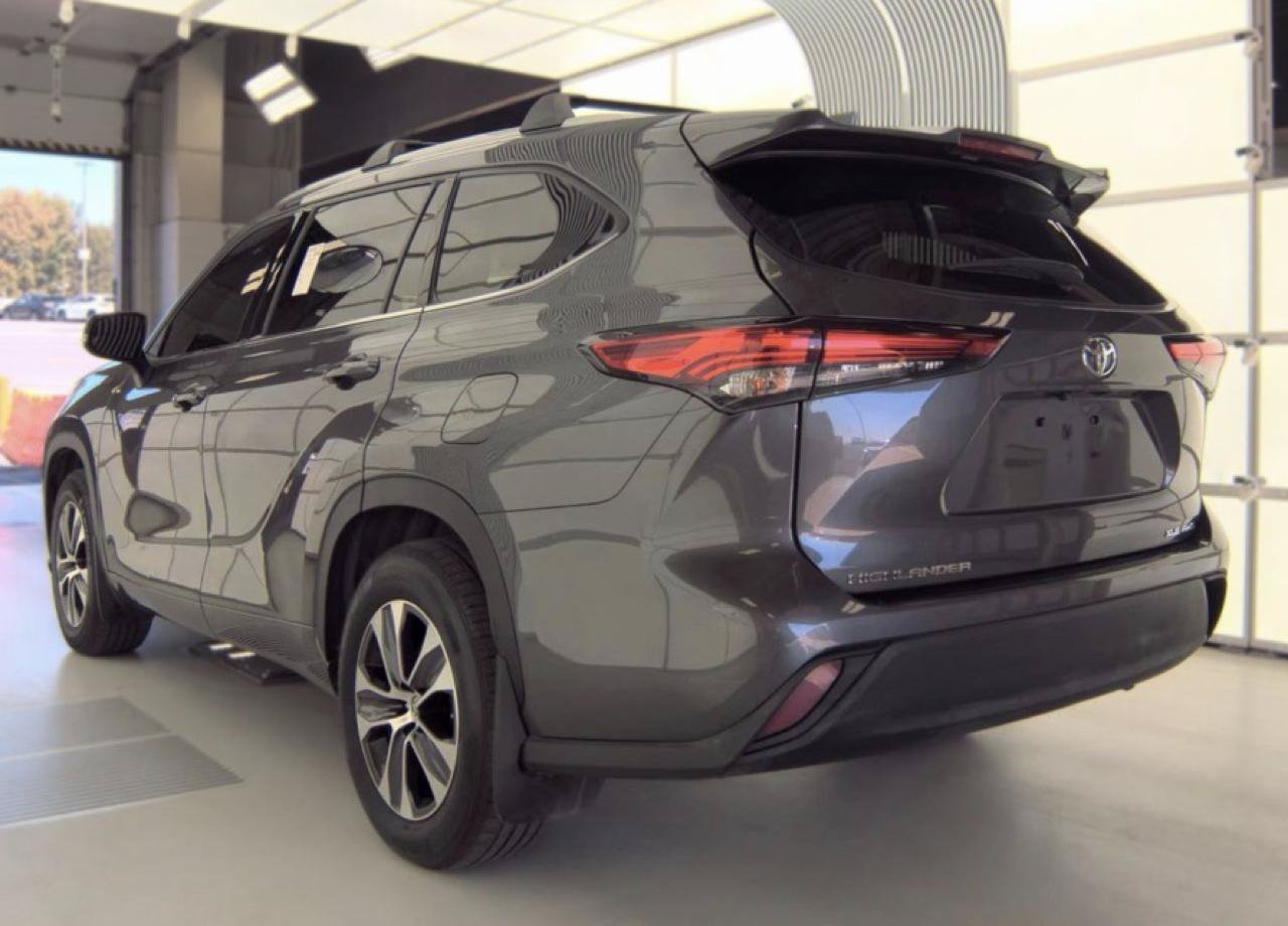 Used 2022 Toyota Highlander XLE AWD/4WD image 4