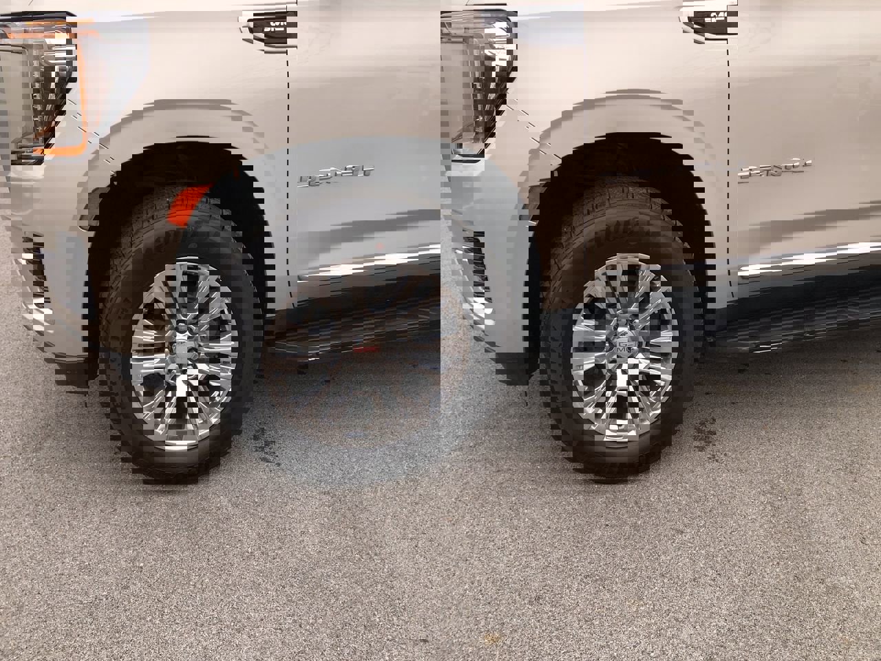 Used 2021 GMC Yukon Denali image 2