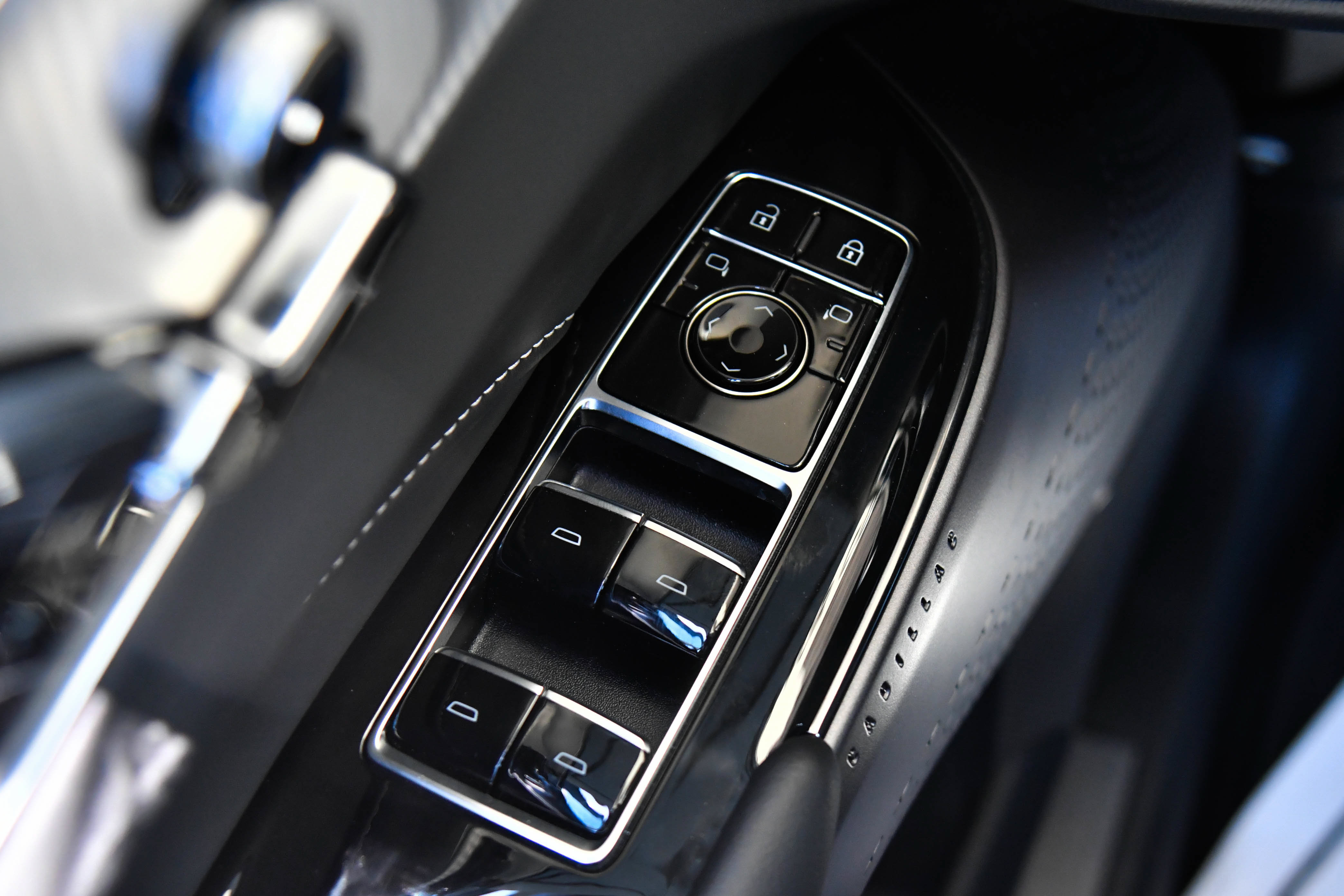 Used 2024 Cadillac Lyriq Tech RWD image 36