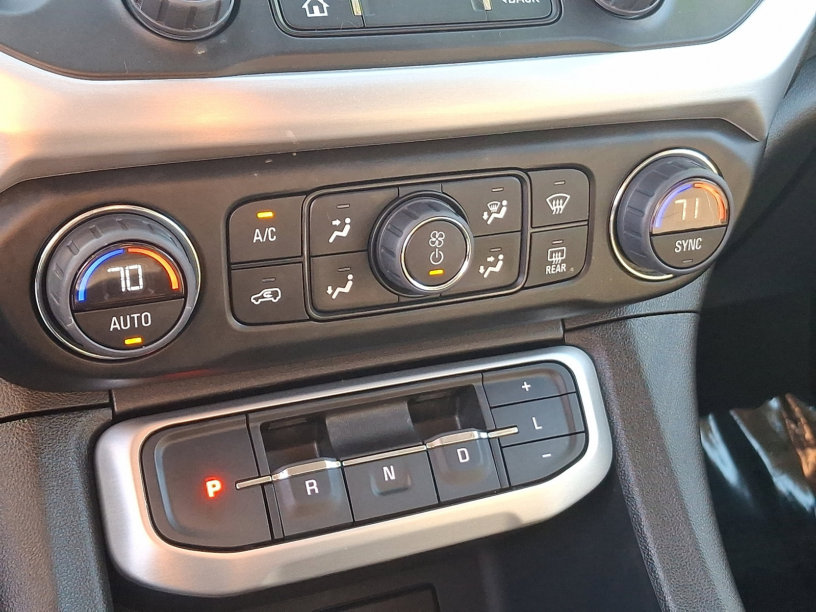 Used 2023 GMC Acadia SLE image 16