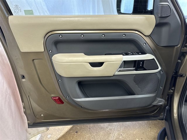Used 2022 Land Rover Defender 90 X-Dynamic HSE image 24