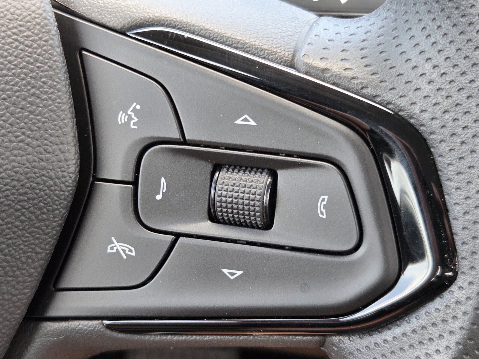 New 2027 Chevrolet Bolt LT FWD image 14