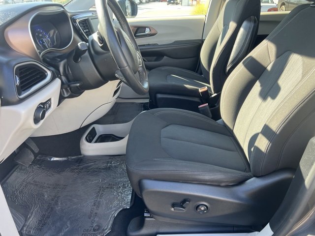 Used 2022 Chrysler Voyager LX image 21