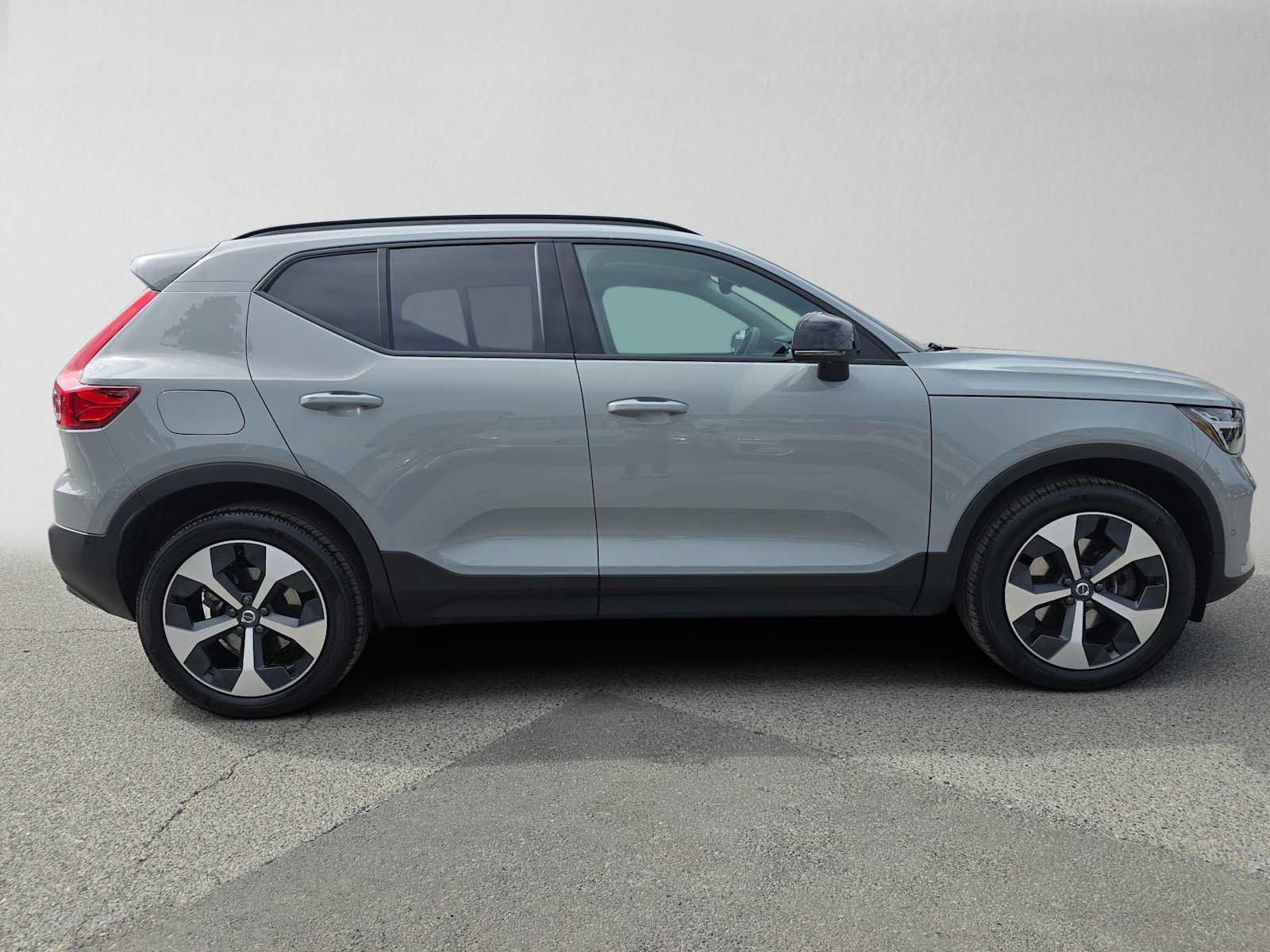 Used 2026 Volvo XC40 B5 Plus w/ Protection Package Premier AWD/4WD image 2