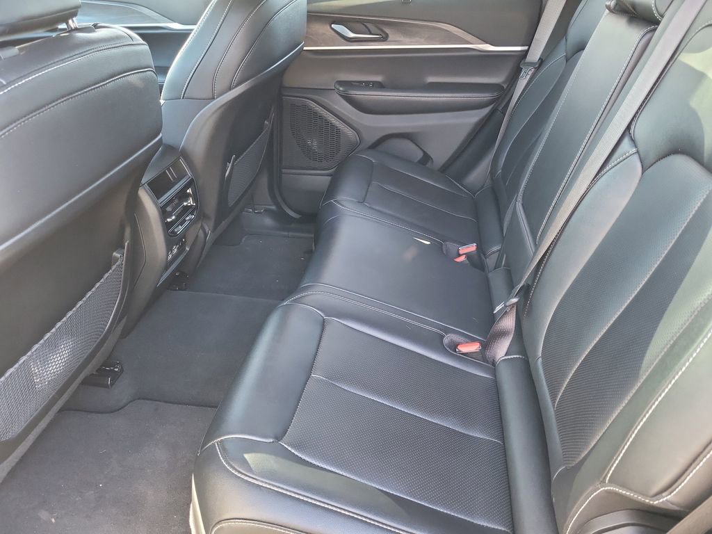 Used 2025 Jeep Grand Cherokee Limited w/ Luxury Tech Group II image 34