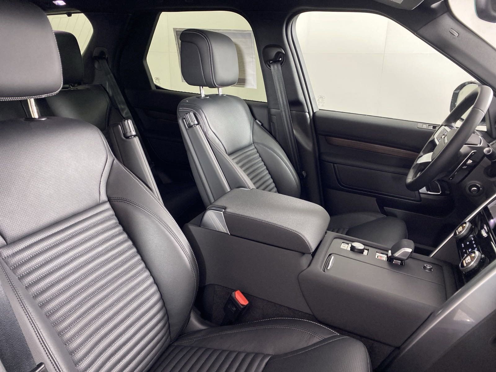 Certified 2025 Land Rover Discovery S image 19