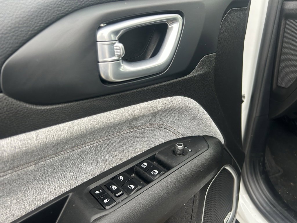 Used 2024 Jeep Compass Latitude w/ Sun and Sound Group image 11