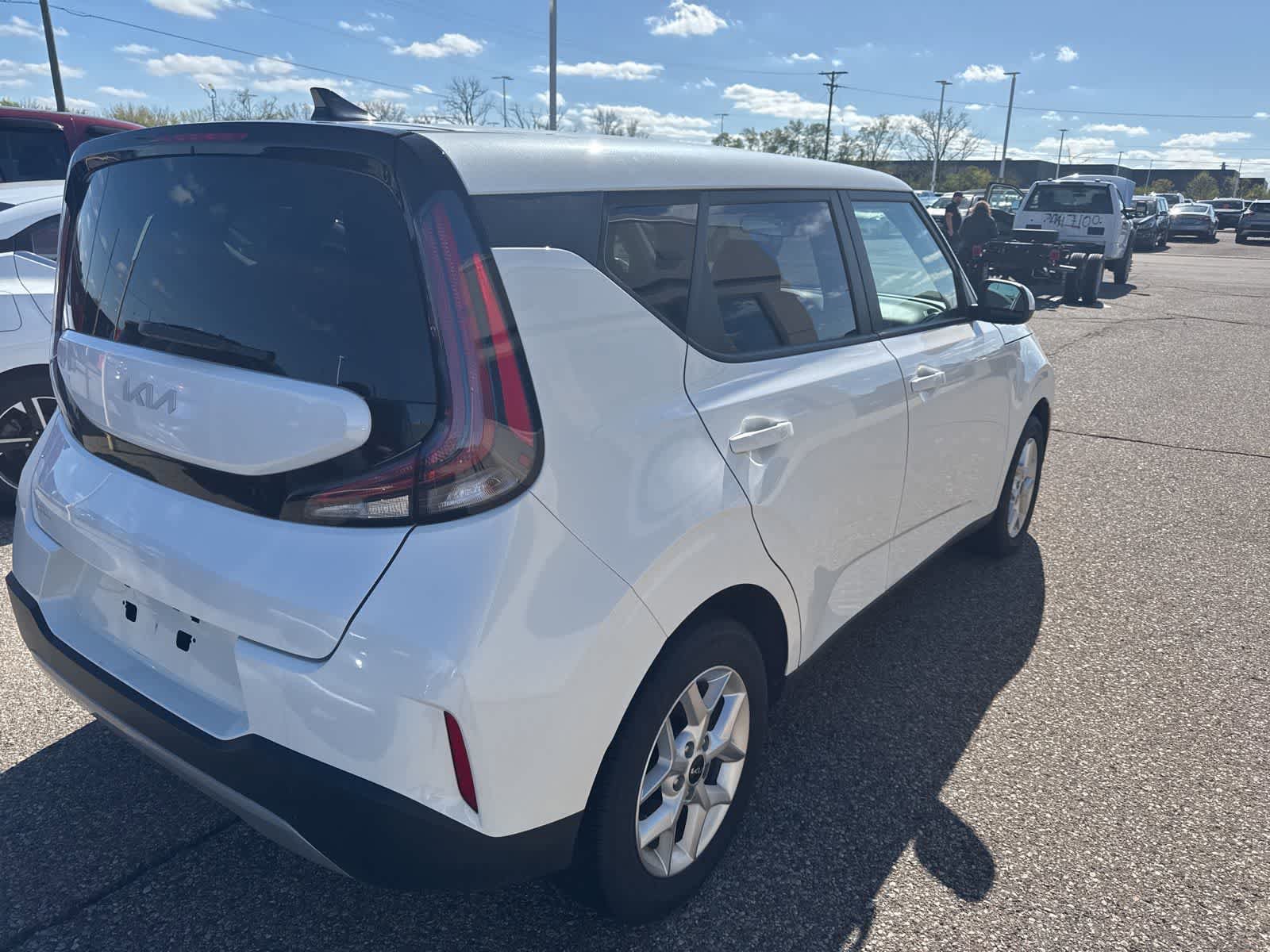 Used 2024 Kia Soul LX w/ Option Group 015 FWD image 11