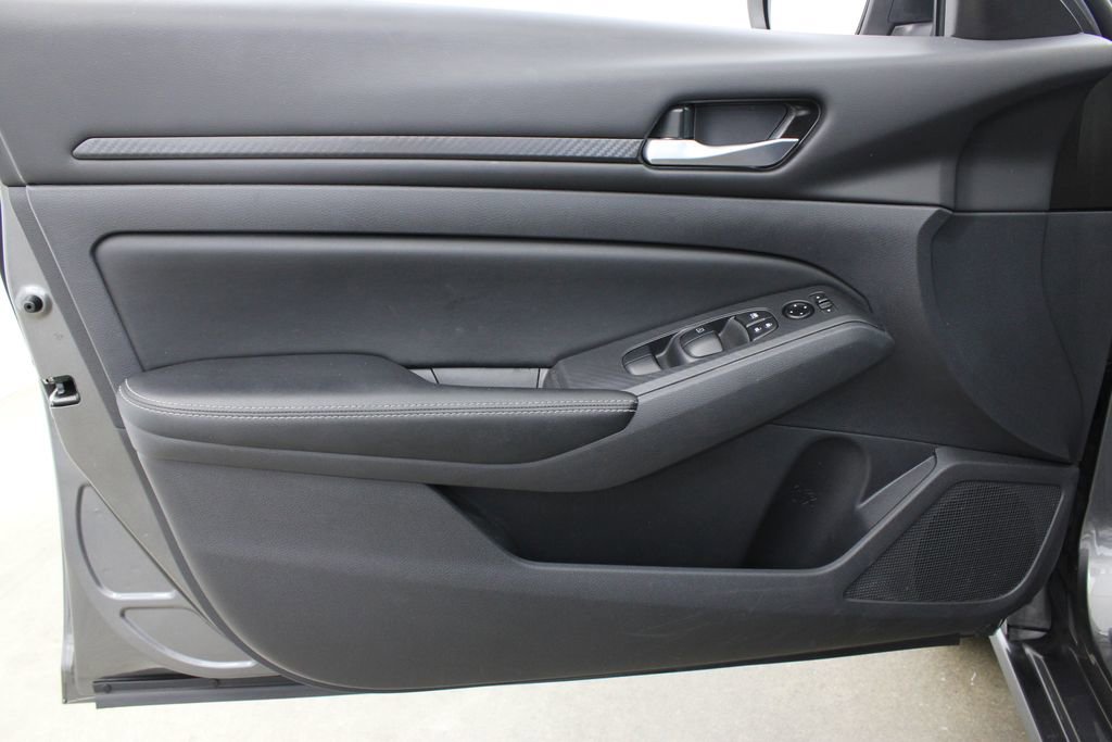 Used 2025 Nissan Altima 2.5 SV FWD image 11