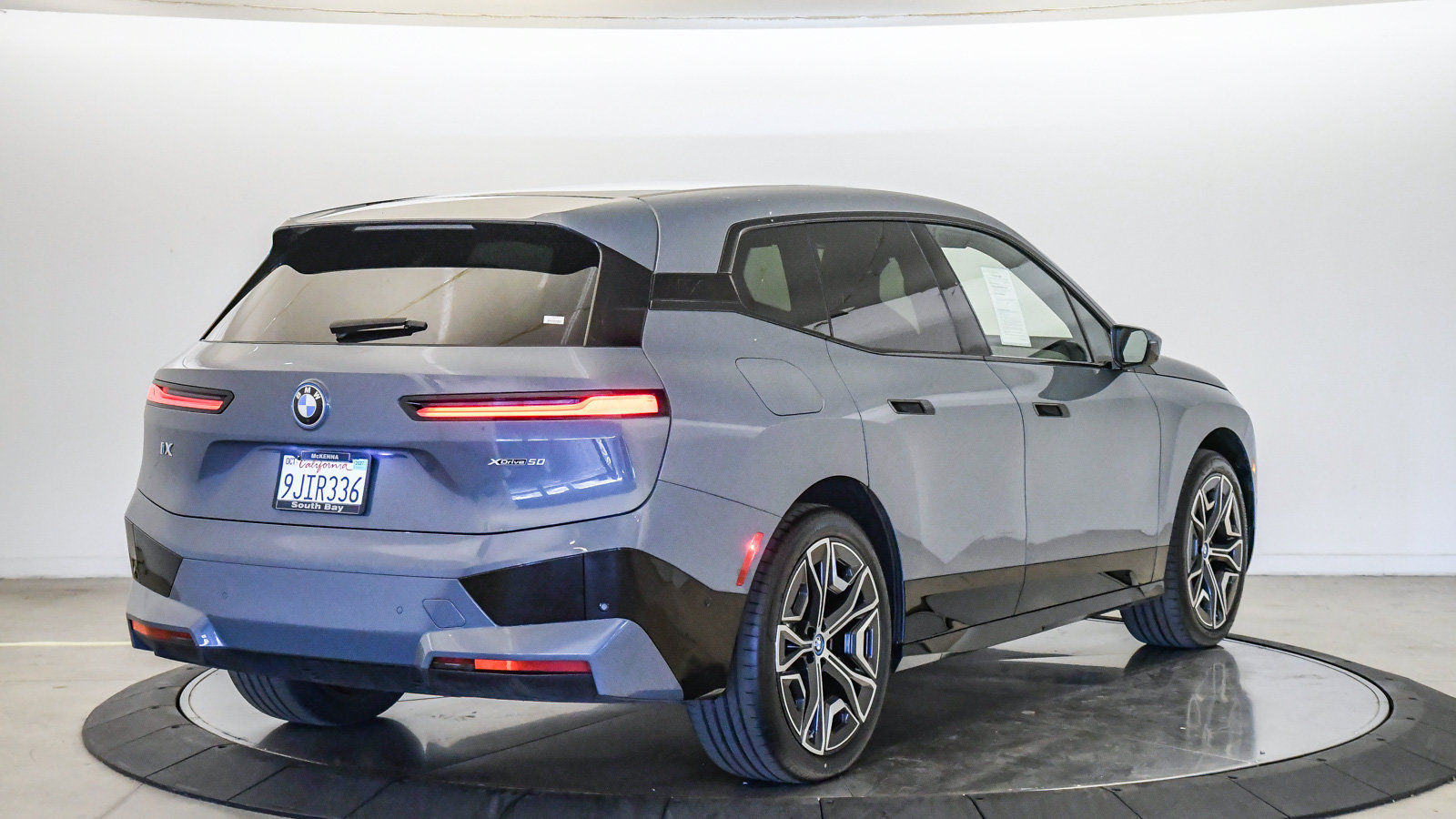 Used 2024 BMW iX xDrive50 w/ Sport Package AWD/4WD image 5