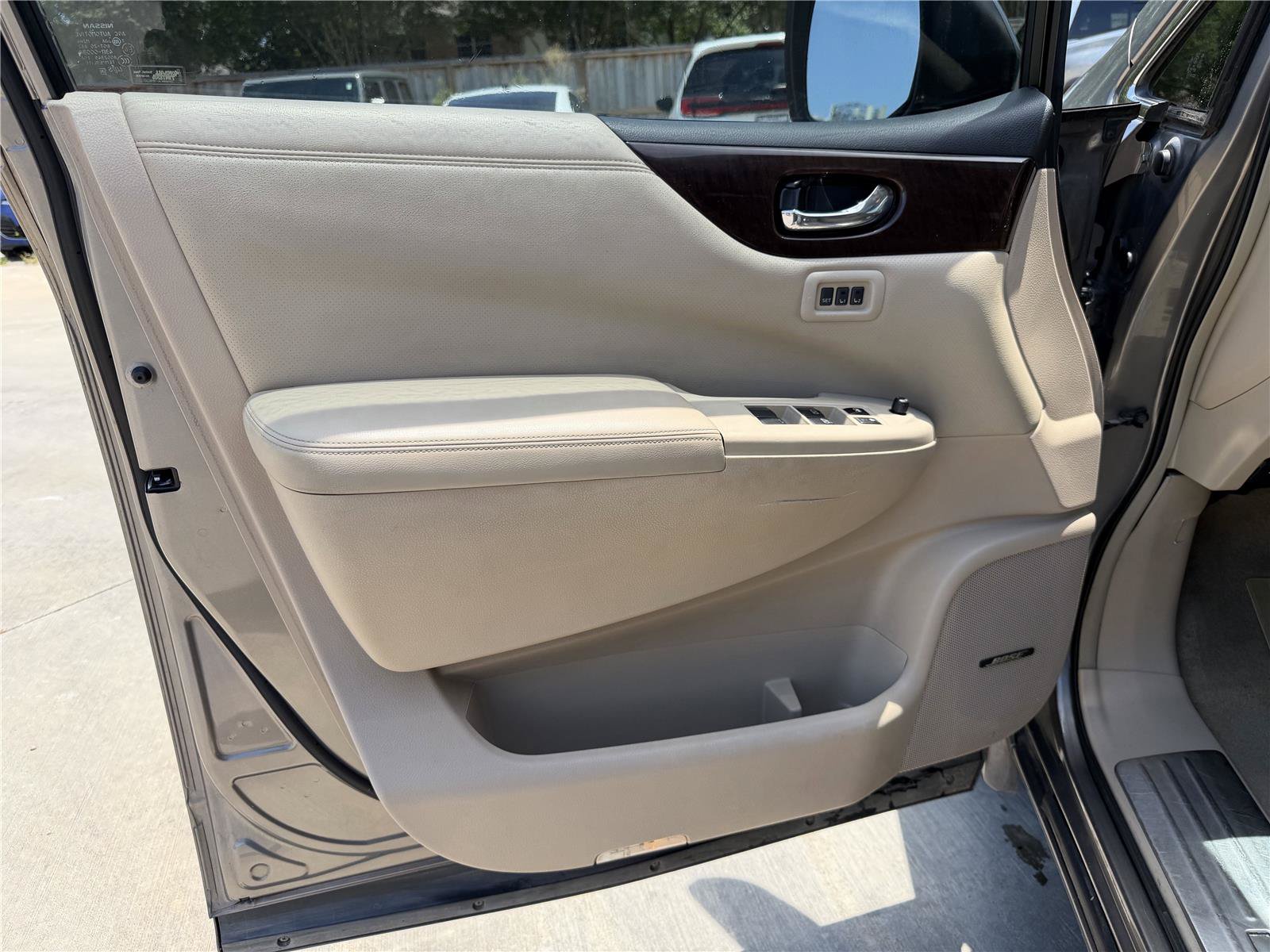Used 2015 Nissan Quest Platinum FWD image 11