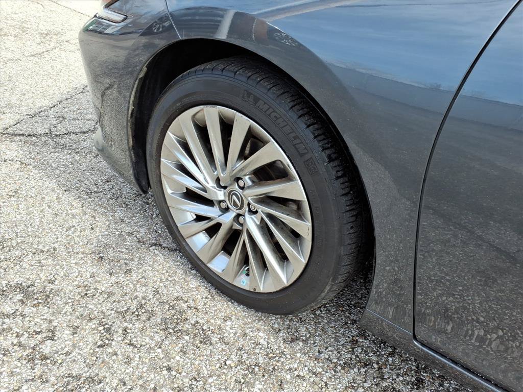 Used 2022 Lexus ES 350 Ultra Luxury w/ Accessory Package 2 FWD image 9