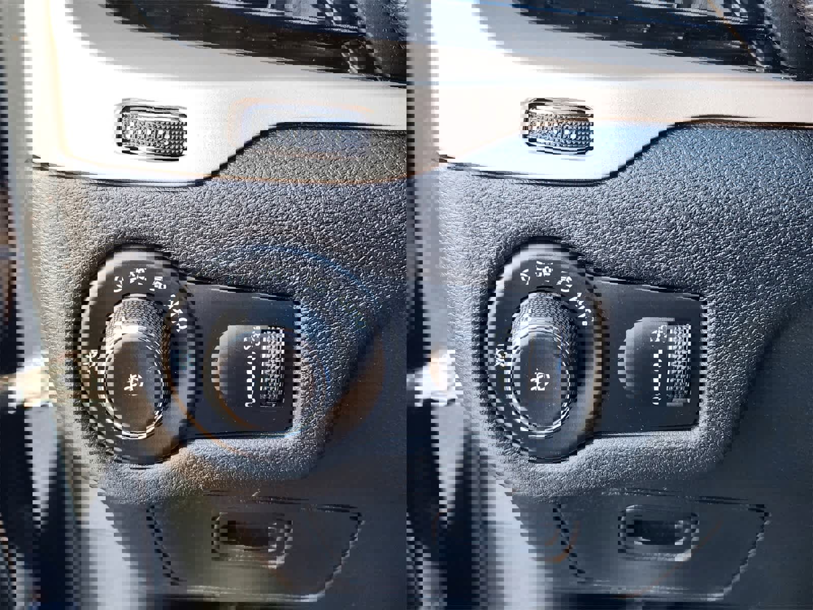 Used 2018 Jeep Cherokee Latitude image 14