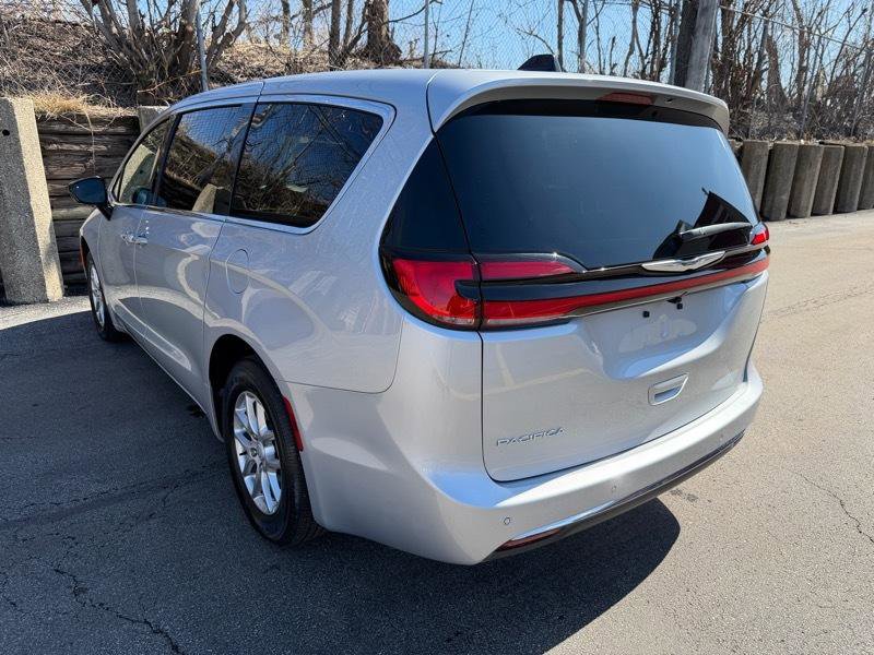 Used 2026 Chrysler Pacifica Select FWD image 34