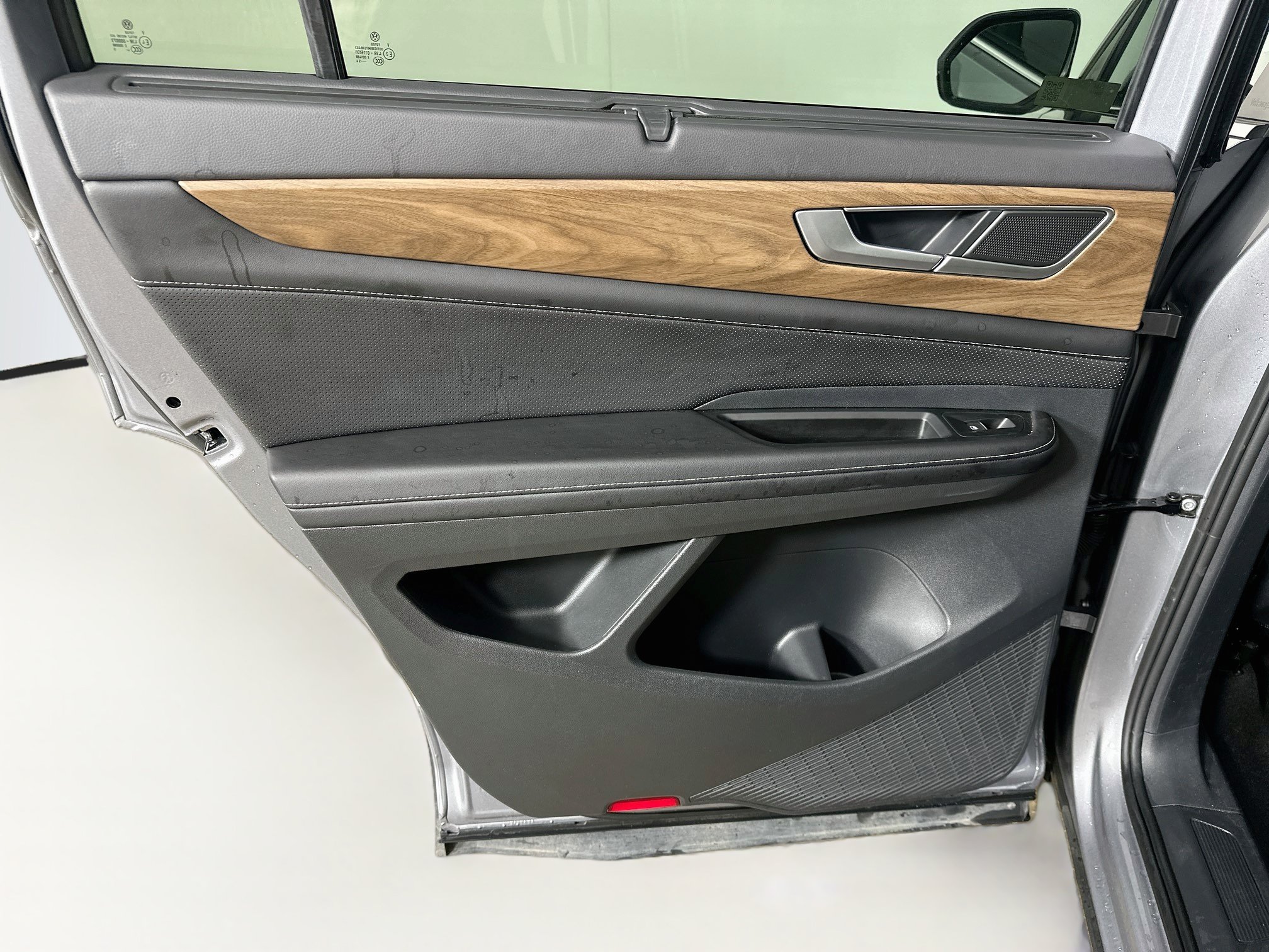 Used 2025 Volkswagen Atlas SE FWD image 27