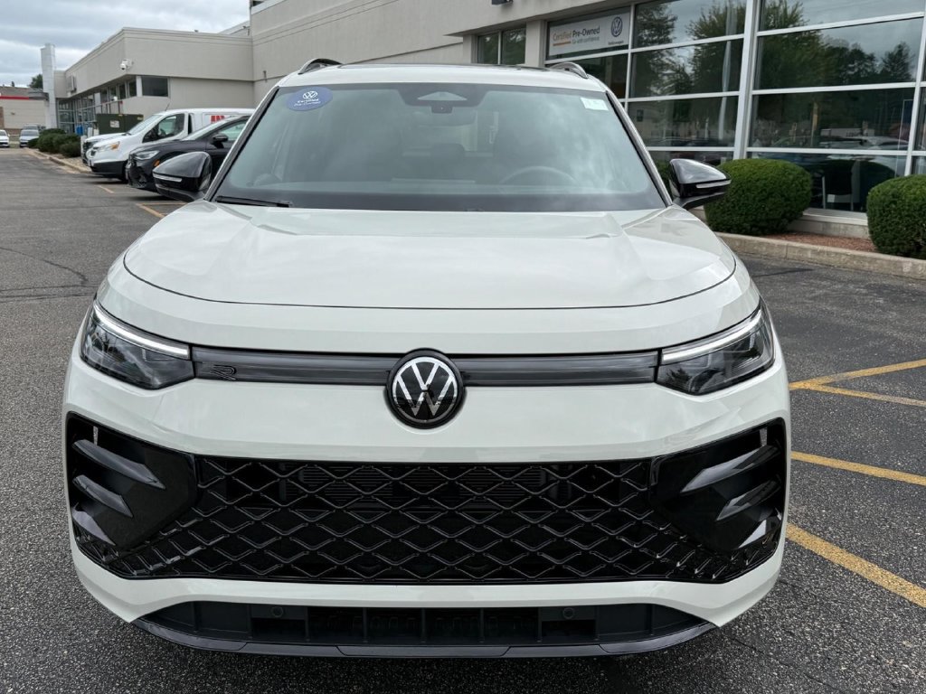 Used 2025 Volkswagen Tiguan SE R-Line AWD/4WD image 9