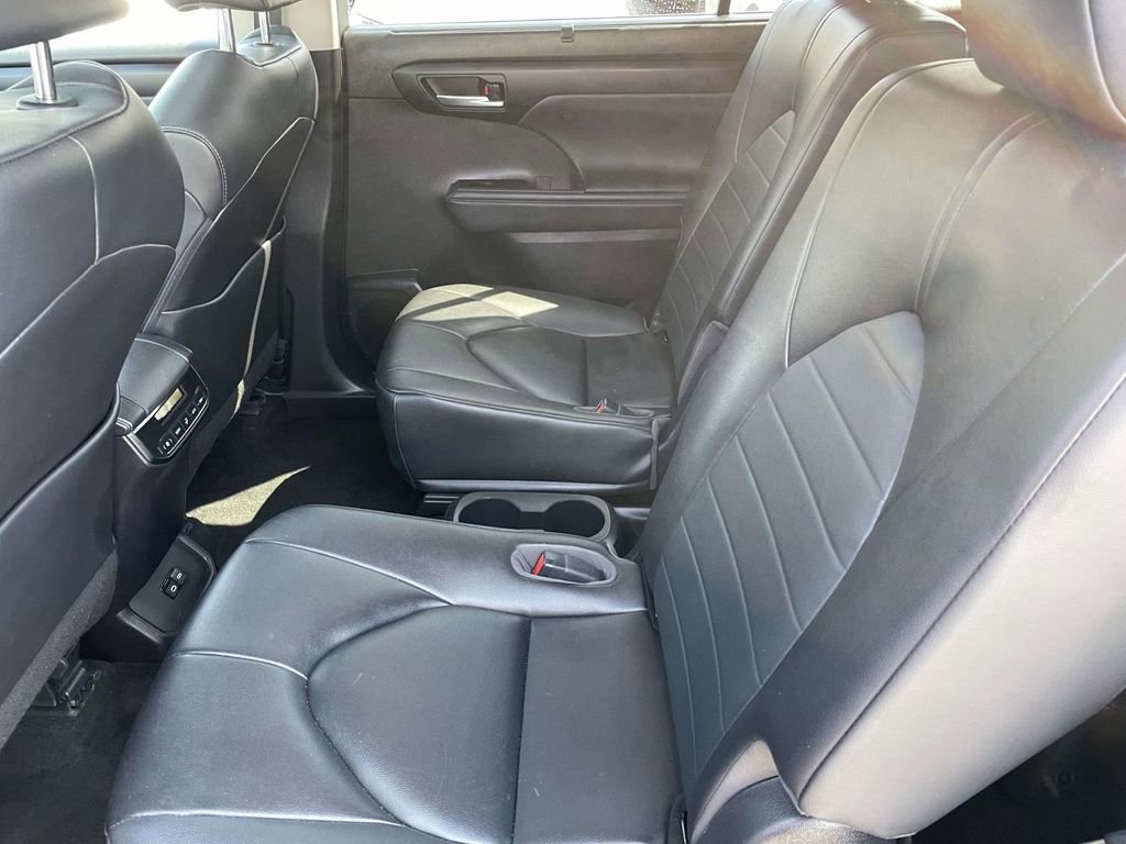 Used 2023 Toyota Highlander XLE image 22