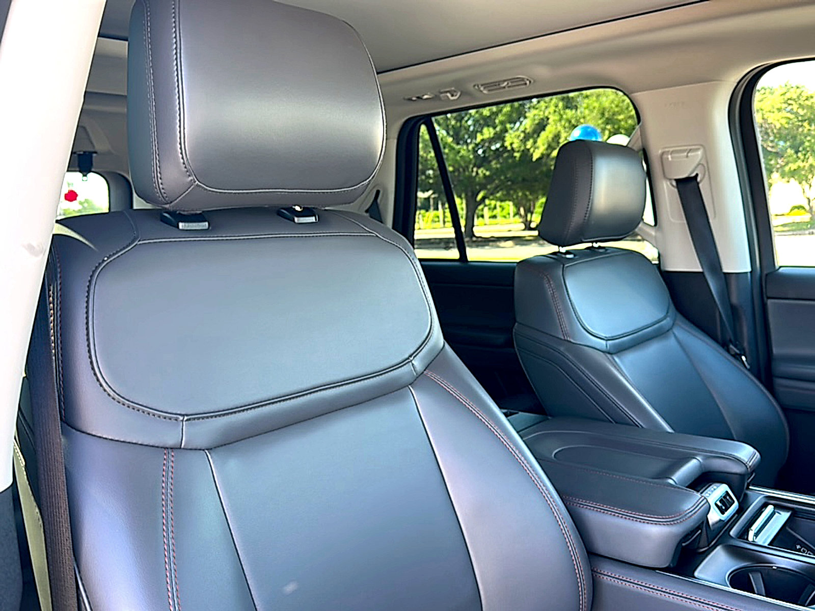 Used 2025 Ford Expedition Active AWD/4WD image 26