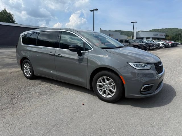 Used 2025 Chrysler Pacifica Select FWD image 1
