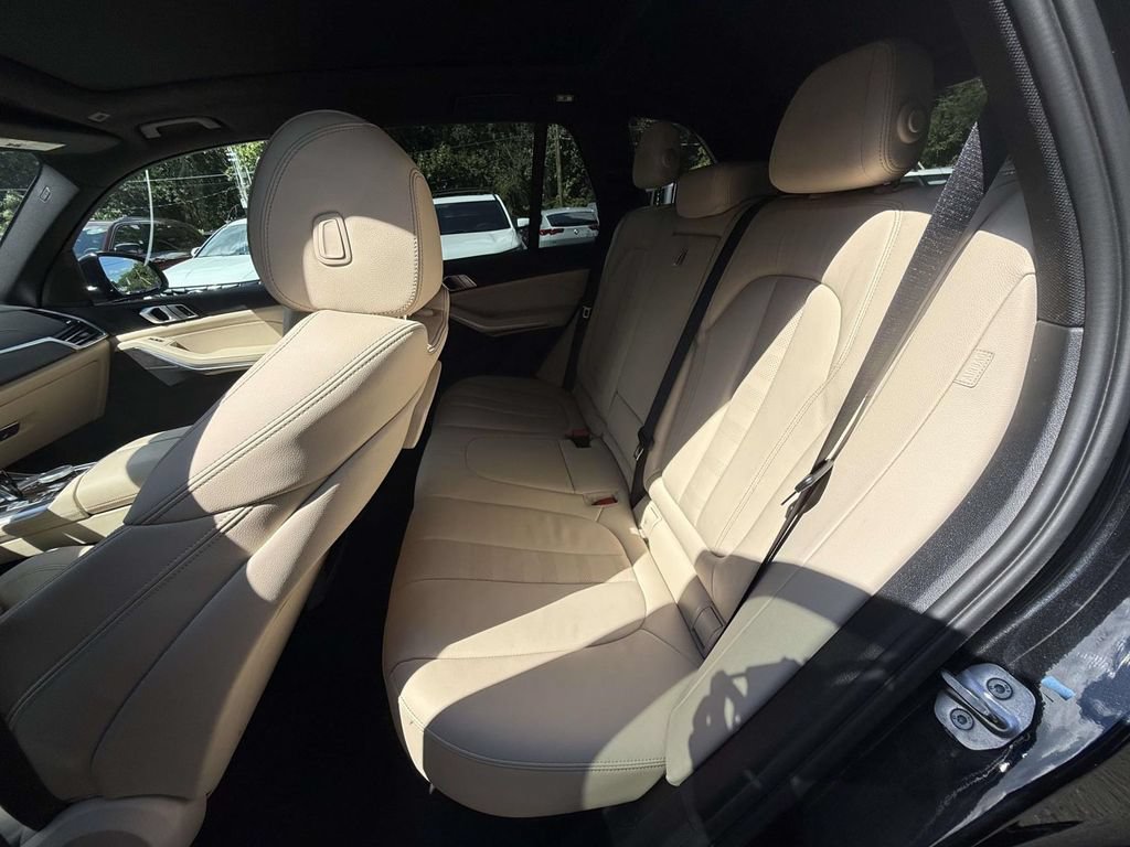 Used 2022 BMW X5 xDrive40i w/ M Sport Package AWD/4WD image 13
