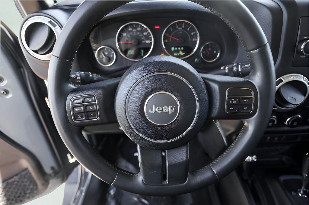 Used 2015 Jeep Wrangler Unlimited Sahara w/ Connectivity Group AWD/4WD image 16