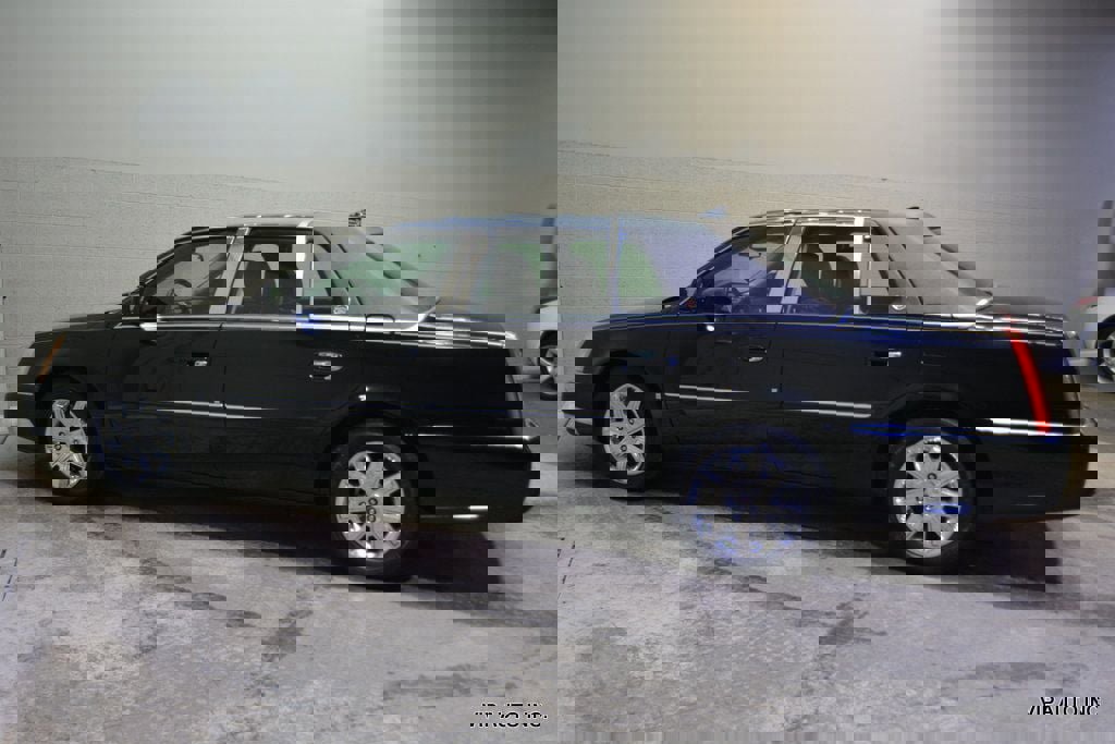 Used 2010 Cadillac DTS Premium w/ Driver Awareness Package image 31