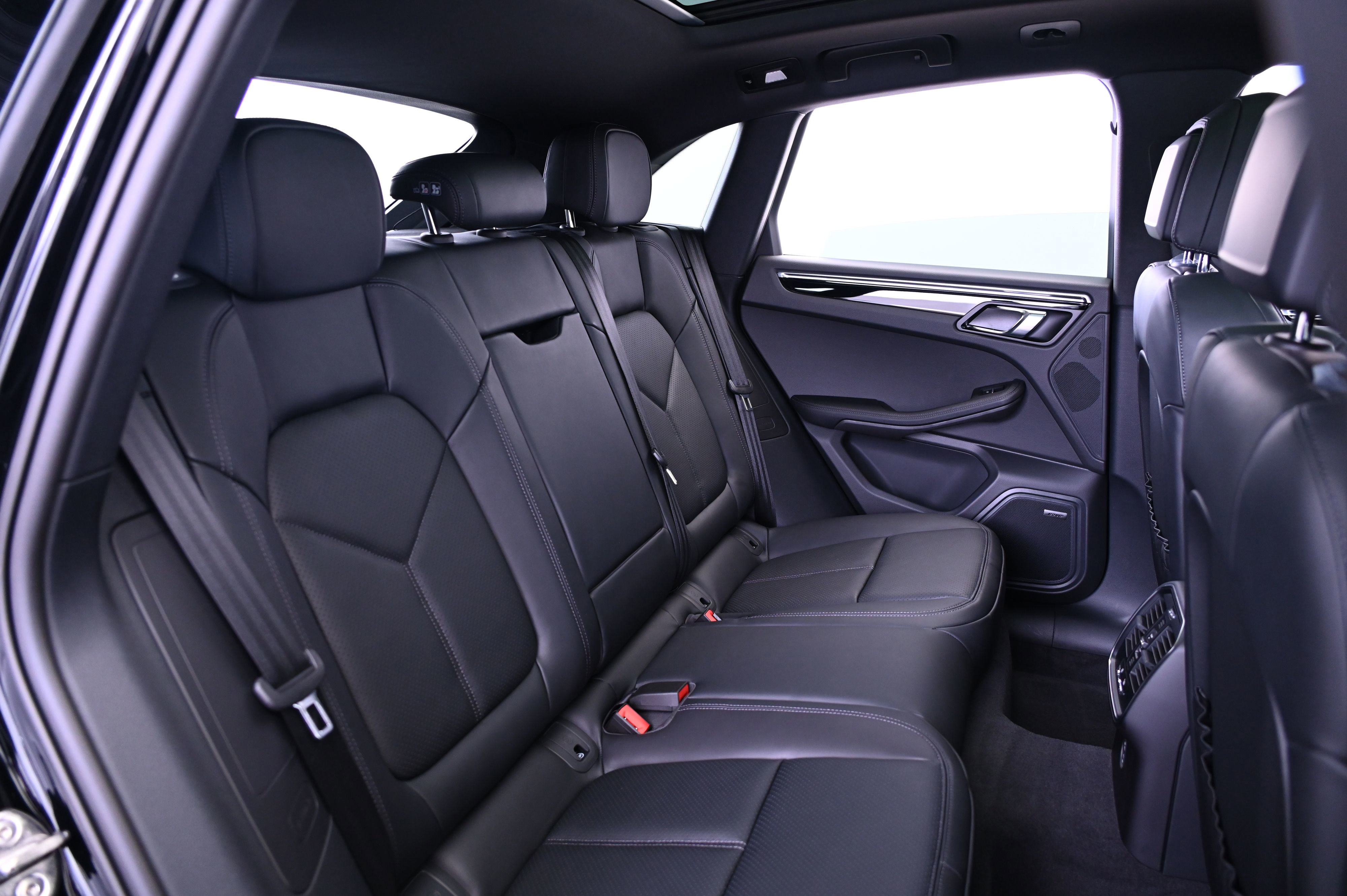 Certified 2025 Porsche Macan image 23