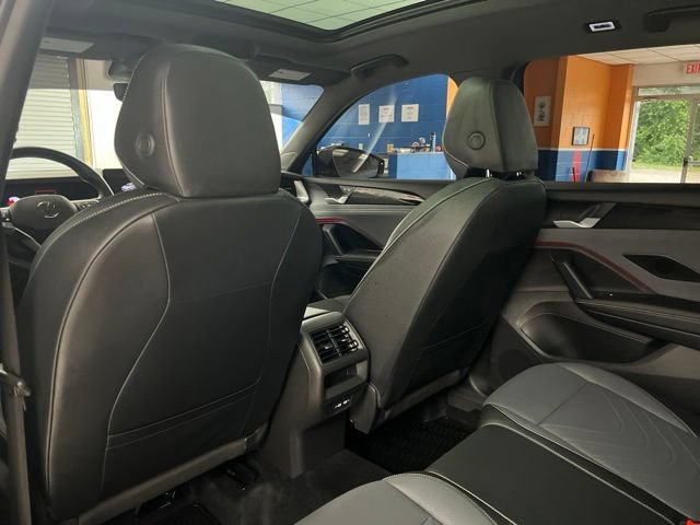 Used 2025 Volkswagen Tiguan SE R-Line AWD/4WD image 17