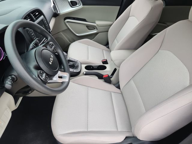 Used 2025 Kia Soul LX w/ LX Technology Package FWD image 8