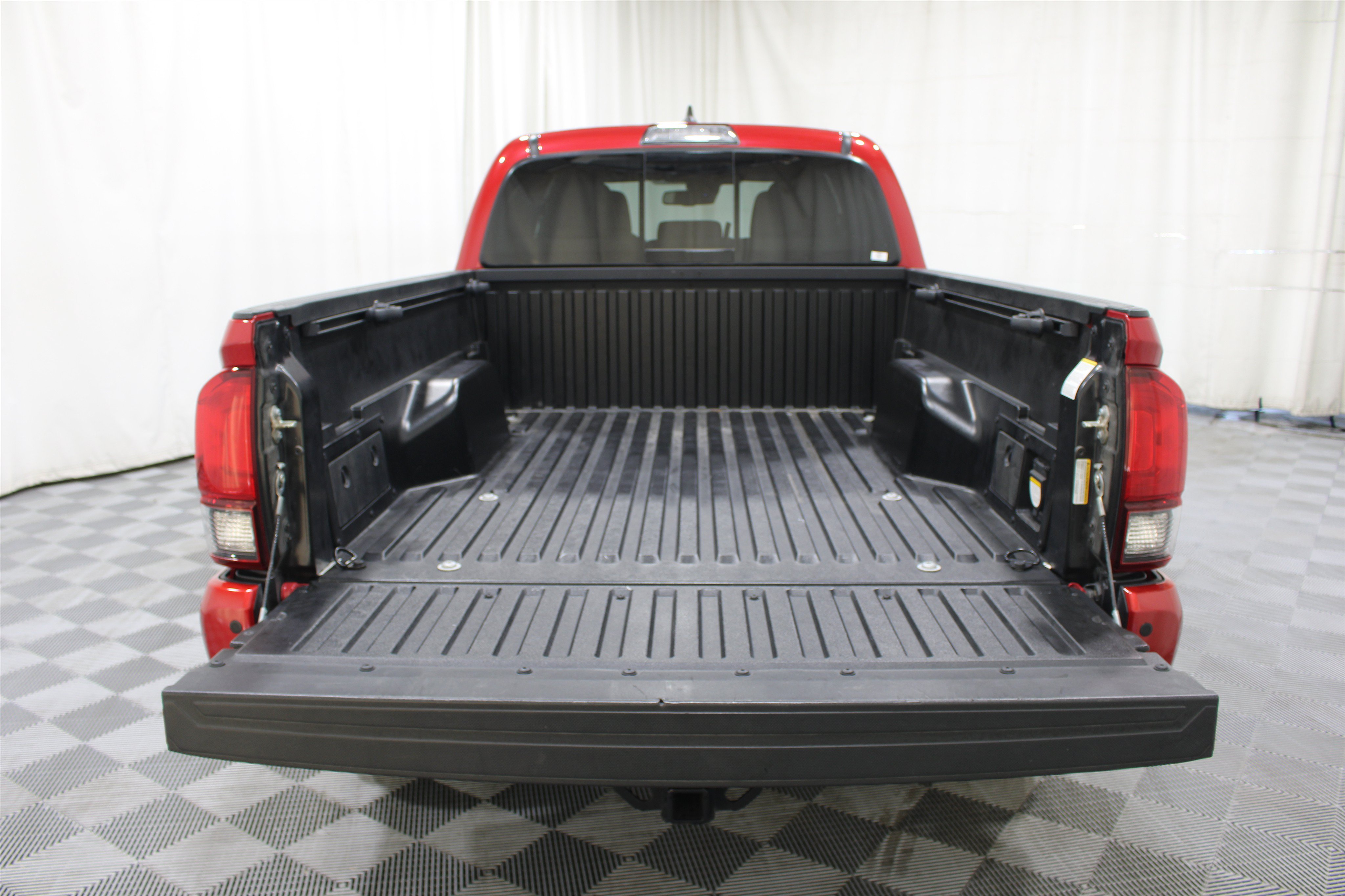Used 2018 Toyota Tacoma TRD Off-Road w/ Technology Package AWD/4WD image 22