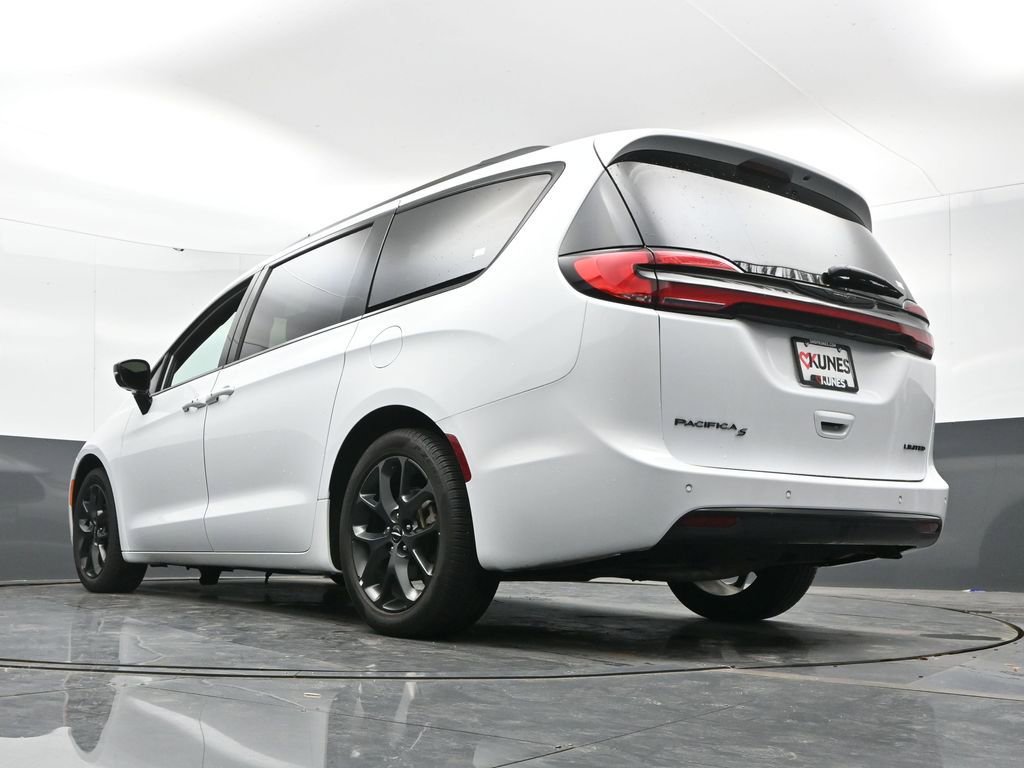 Used 2025 Chrysler Pacifica Limited image 54