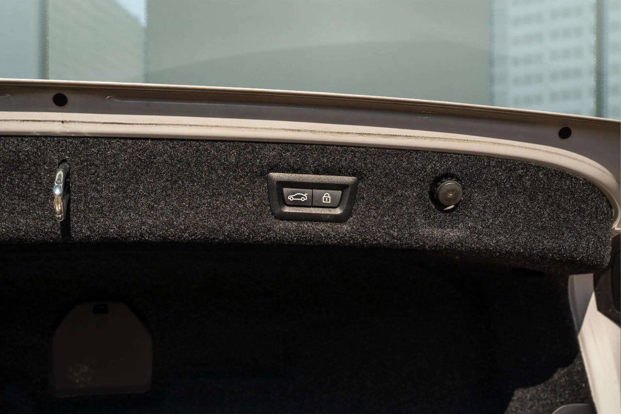 Used 2019 BMW 530e xDrive w/ Convenience Package image 35