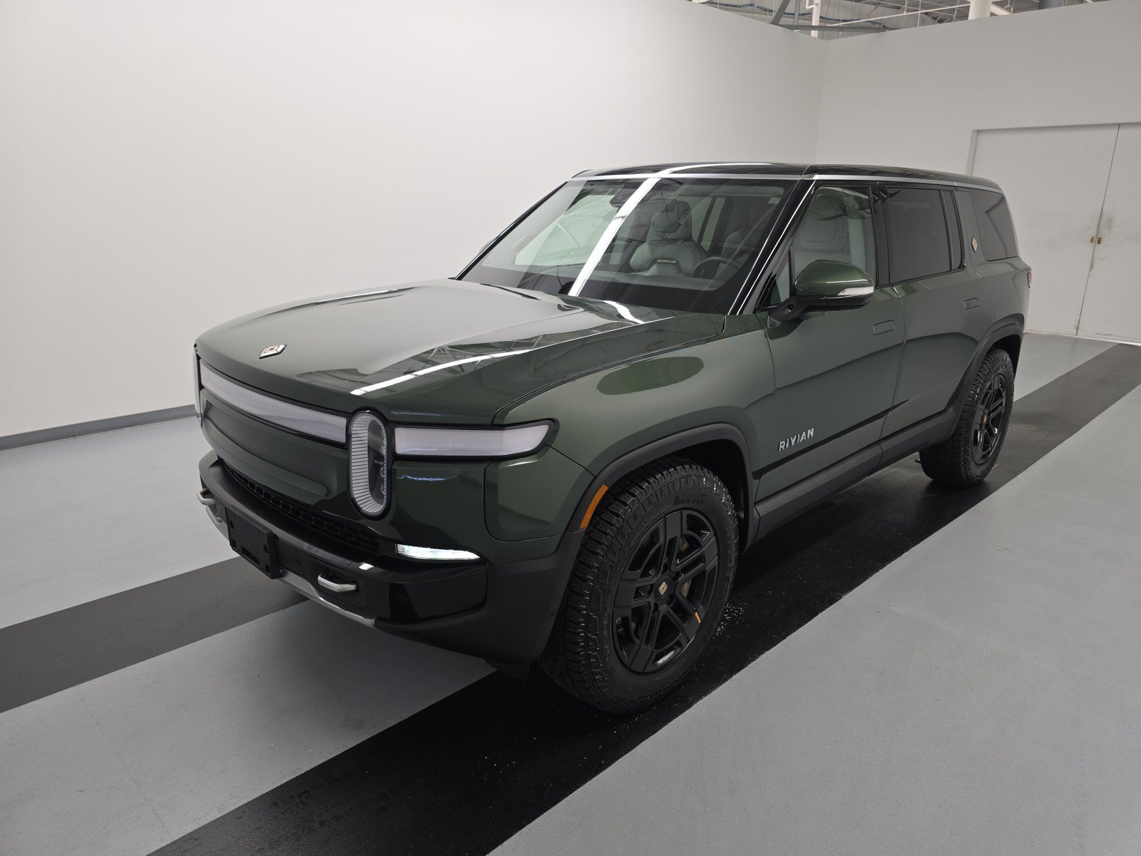 Used 2024 Rivian R1S Adventure AWD/4WD image 1