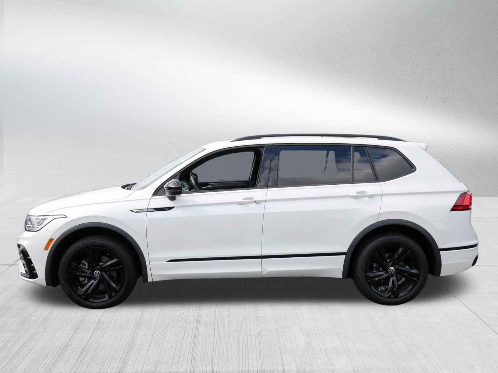 Used 2024 Volkswagen Tiguan SE R-Line AWD/4WD image 4