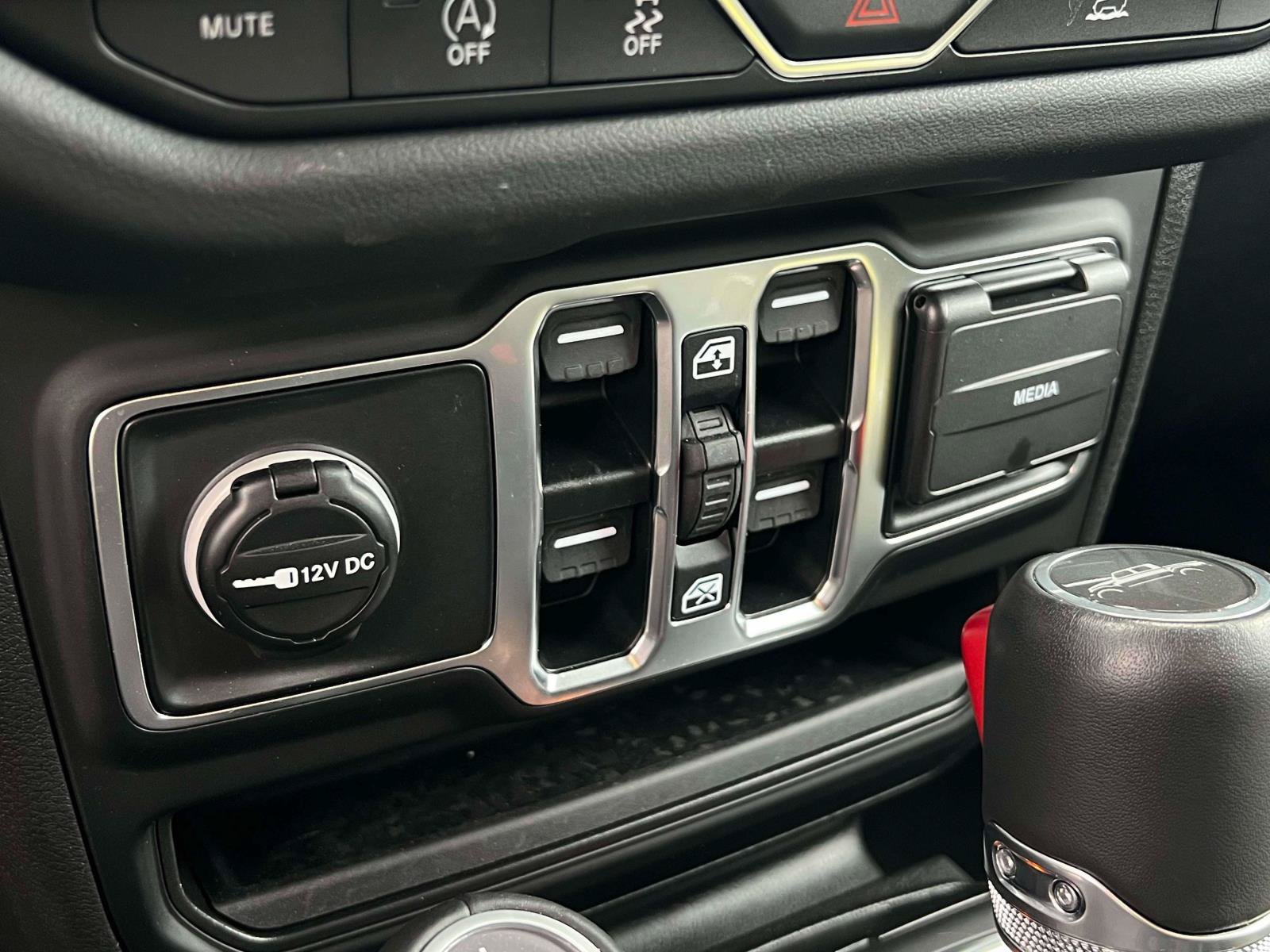 Used 2025 Jeep Gladiator Sport AWD/4WD image 12