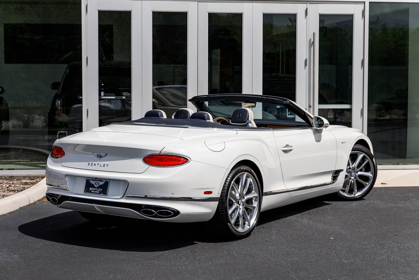 Used 2023 Bentley Continental GT Azure image 17