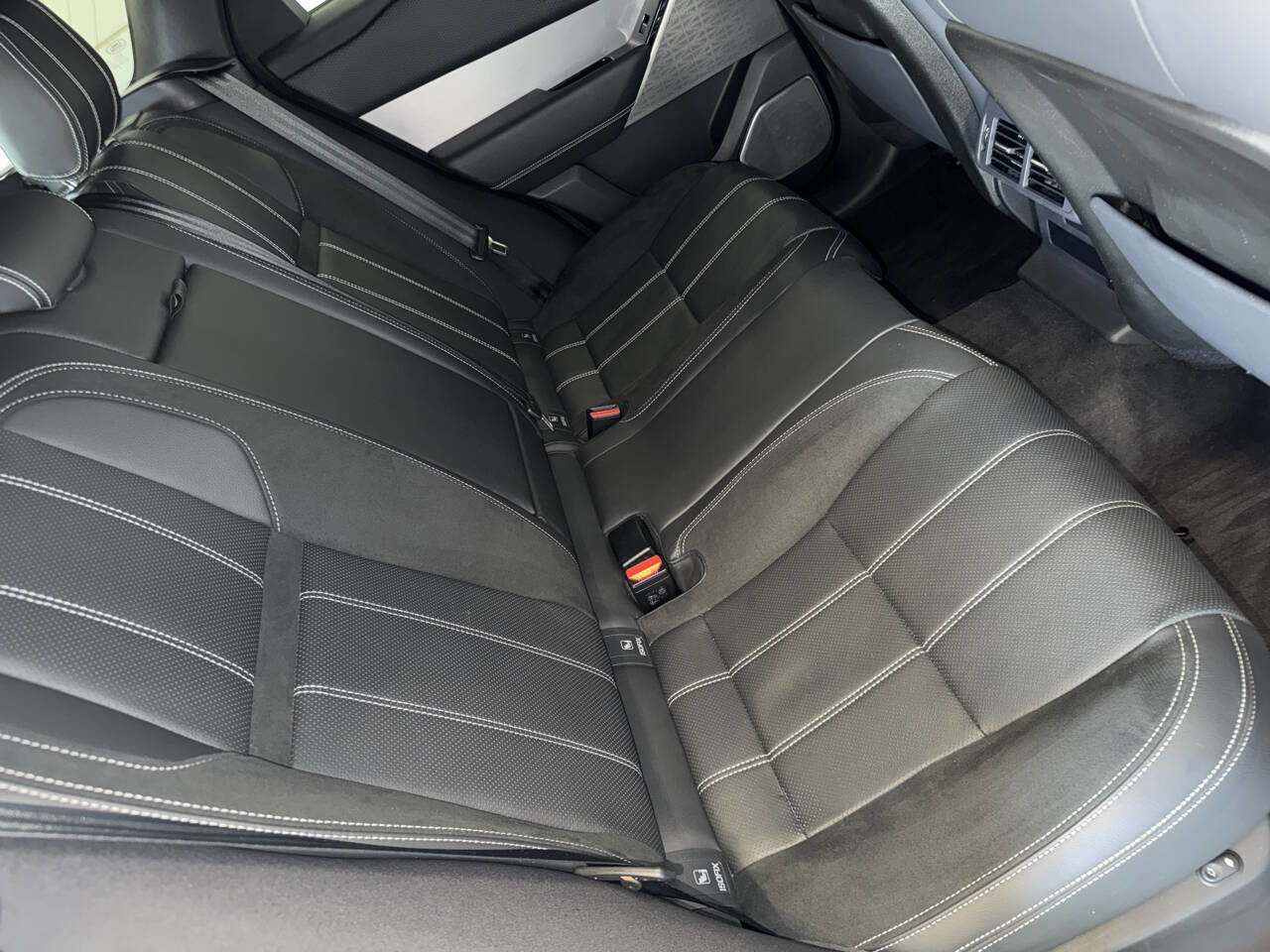 Used 2019 Land Rover Range Rover Velar R-Dynamic SE image 27