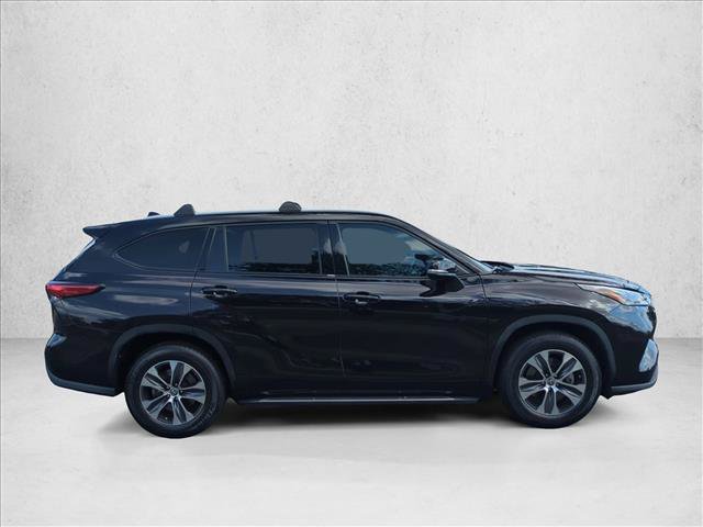 Used 2022 Toyota Highlander XLE FWD image 4