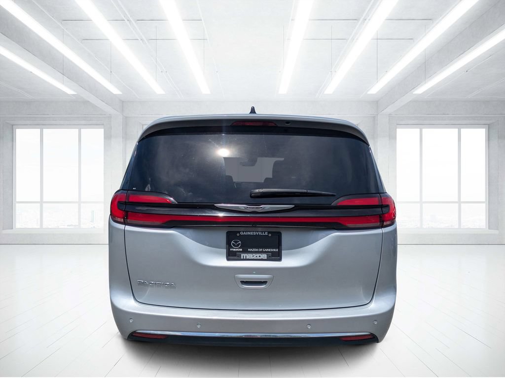 Used 2024 Chrysler Pacifica Touring-L FWD image 4