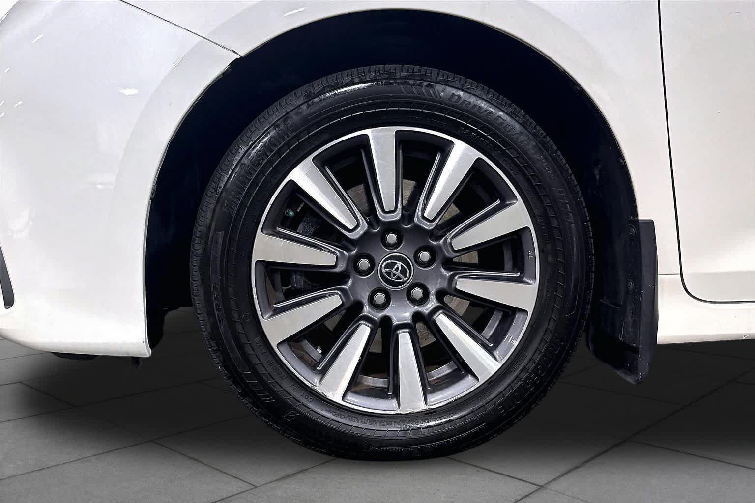 Used 2018 Toyota Sienna XLE Premium w/ Outdoor Package AWD/4WD image 11