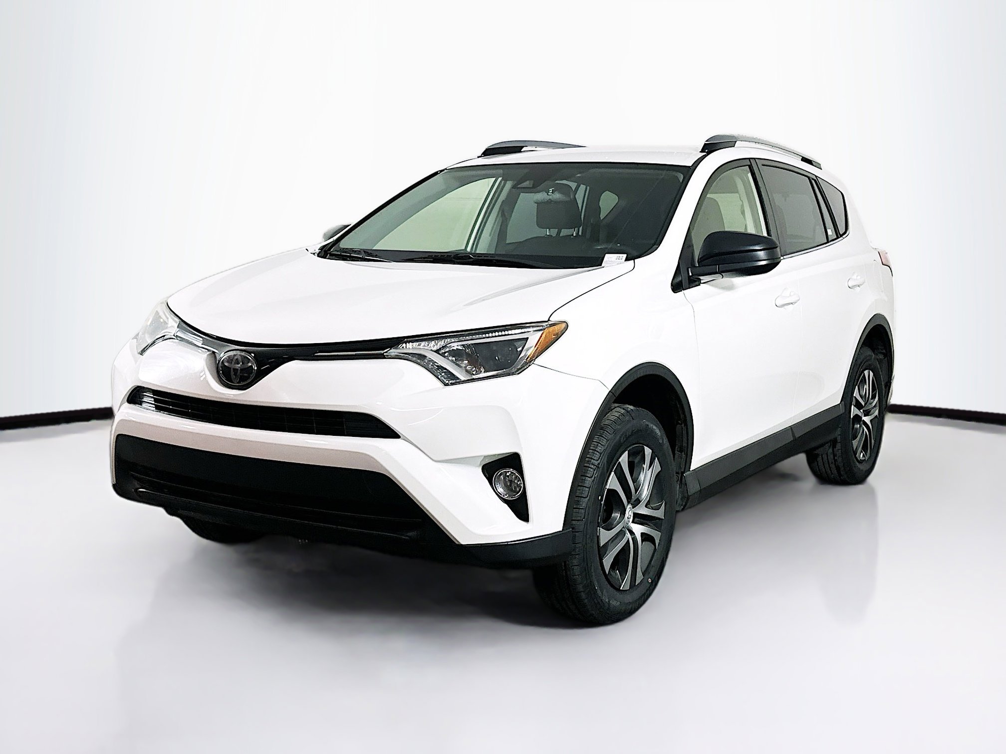 Used 2018 Toyota RAV4 LE image 3