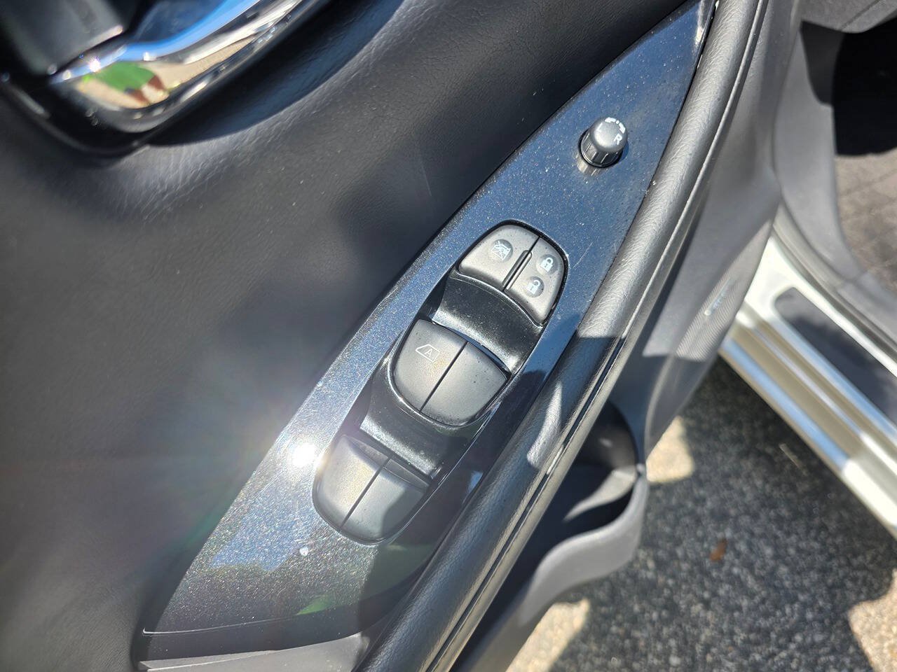 Used 2015 Nissan Leaf SL w/ Premium Package FWD image 11