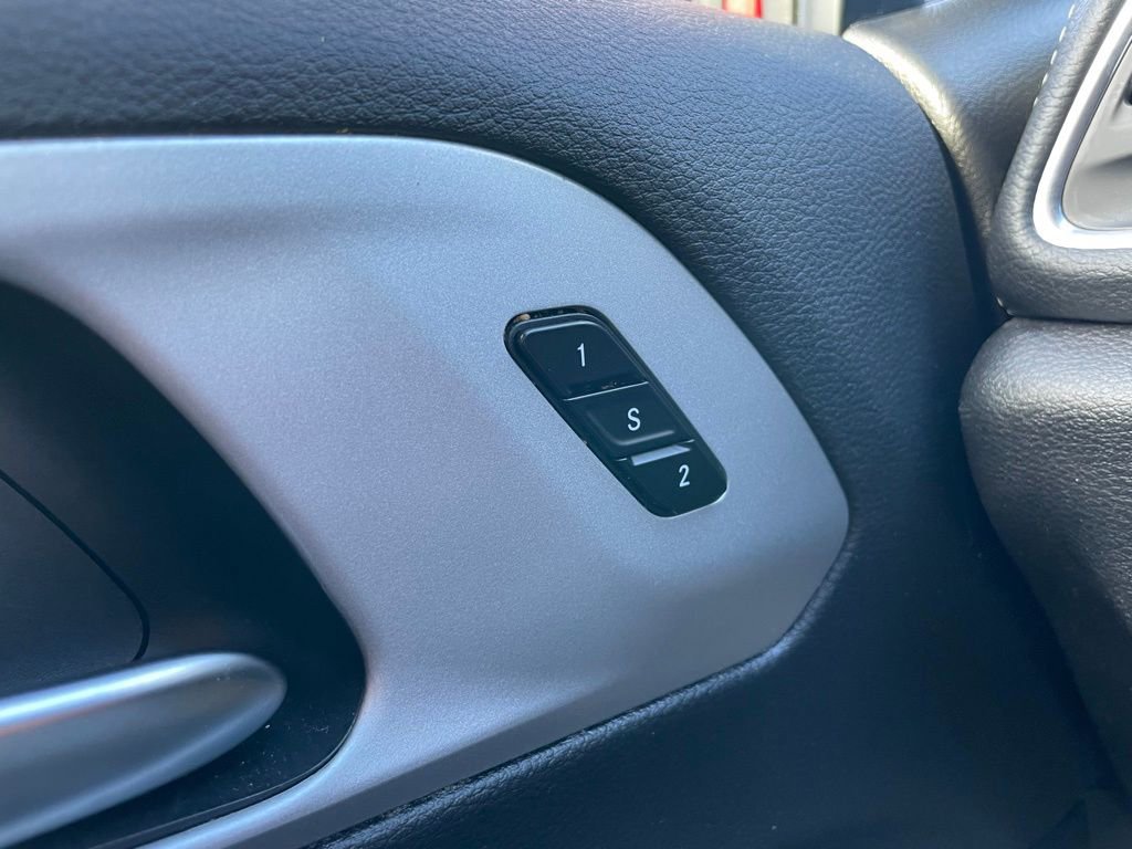 Used 2025 Chrysler Pacifica Limited image 28