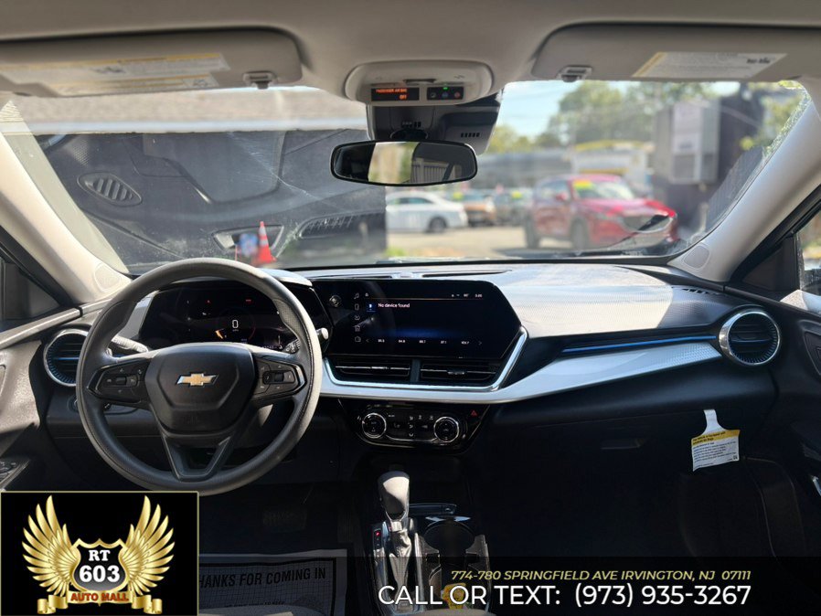 Used 2025 Chevrolet Trax LT FWD image 12