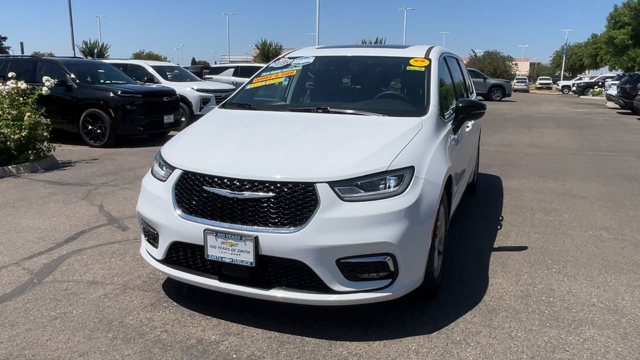 Used 2024 Chrysler Pacifica Limited FWD image 2